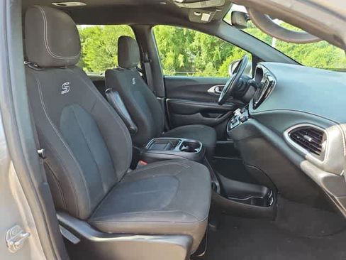 Used 2021 Chrysler Pacifica Touring w/ S Appearance Package FWD image 19