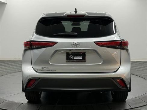 Certified 2023 Toyota Highlander L image 8