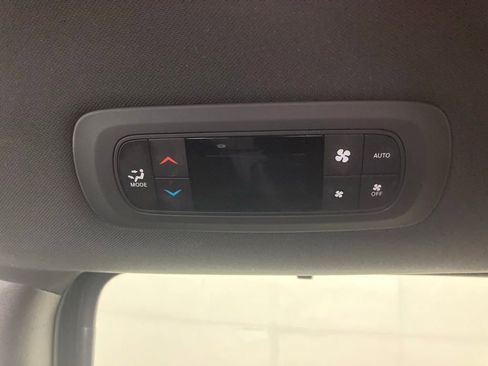 Used 2025 Chrysler Pacifica Select FWD image 18