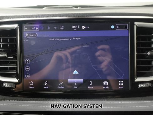 Used 2024 Chrysler Pacifica Limited FWD image 3