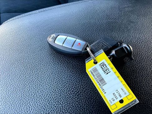 Used 2019 Nissan Titan SV w/ SV Convenience Package image 14