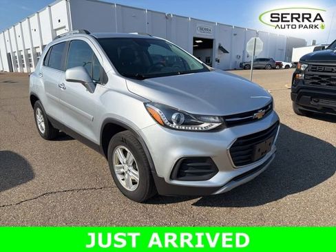 Used 2017 Chevrolet Trax LT w/ LT Convenience Package image 2