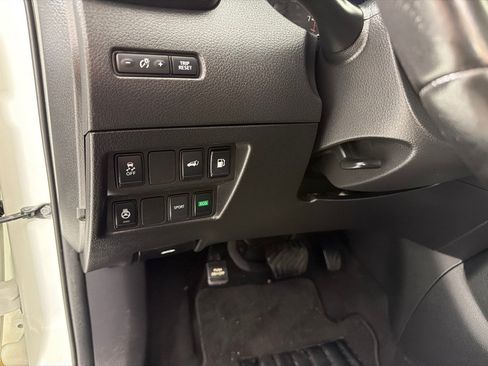 Used 2018 Nissan Rogue SV w/ Premium Package FWD image 10
