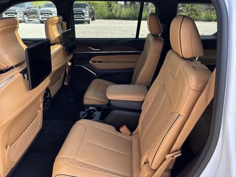 Used 2024 Jeep Grand Cherokee L Summit w/ High Altitude Package AWD/4WD image 15