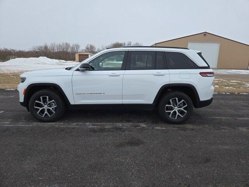 Used 2025 Jeep Grand Cherokee Limited w/ Luxury Tech Group II image 3
