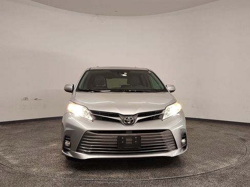 Used 2019 Toyota Sienna XLE image 6