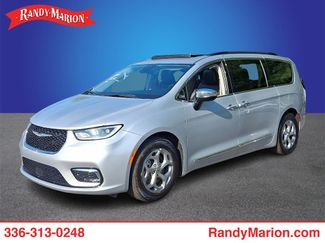 Used 2023 Chrysler Pacifica Limited image 1