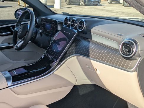 Used 2024 Mercedes-Benz GLC 300 4MATIC image 30