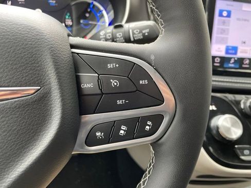 Used 2024 Chrysler Pacifica Limited FWD image 17