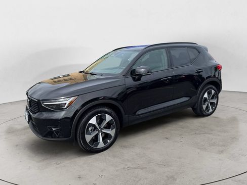 Used 2026 Volvo XC40 B5 Plus AWD/4WD image 2
