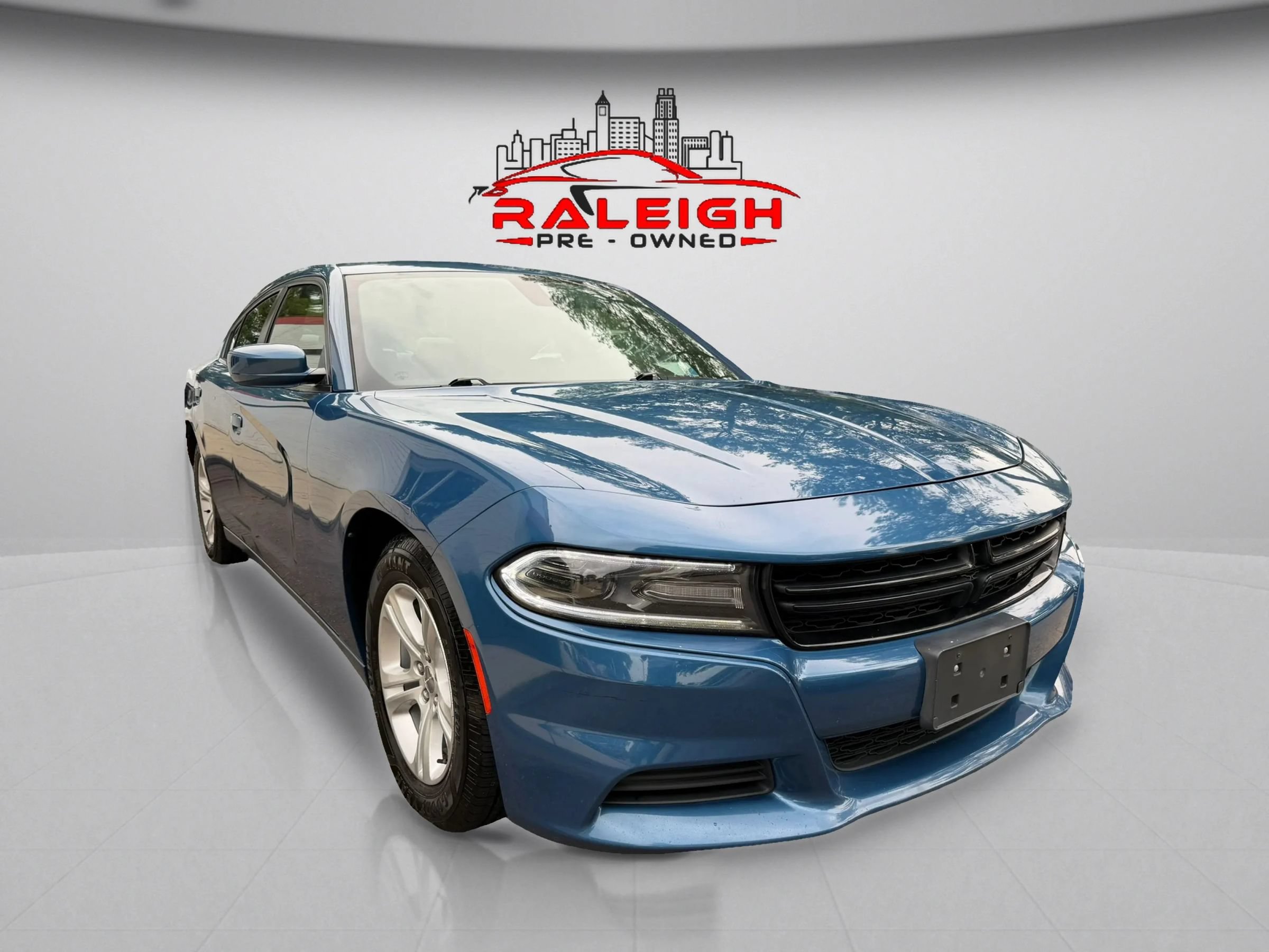 Used 2021 Dodge Charger SXT w/ Leather Interior Group RWD image 4