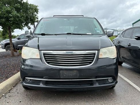 Used 2014 Chrysler Town & Country Touring-L w/ Driver Convenience Group FWD image 2