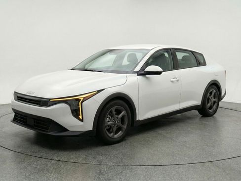 Used 2025 Kia K4 LXS image 3