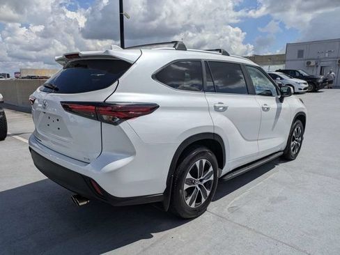 Used 2025 Toyota Highlander XLE FWD image 3