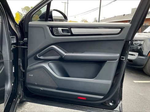 Used 2023 Porsche Cayenne Coupe image 25