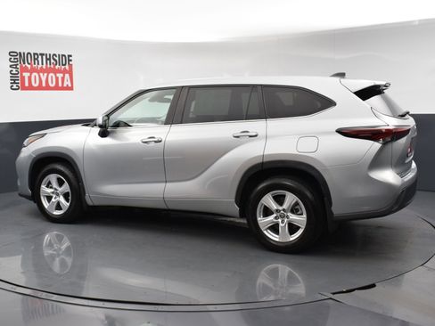 Used 2024 Toyota Highlander LE AWD/4WD image 2