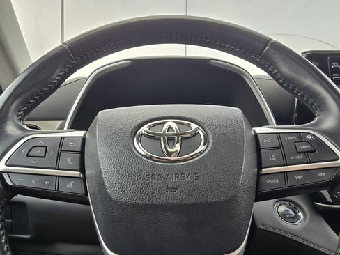 Used 2022 Toyota Highlander XLE FWD image 25