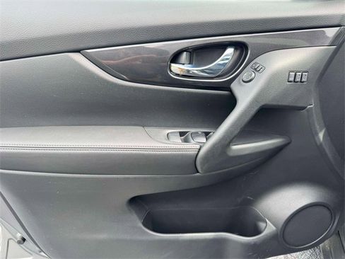 Used 2018 Nissan Rogue SV w/ Sun & Sound Touring Package image 17