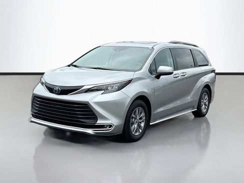 Used 2024 Toyota Sienna XLE FWD image 3