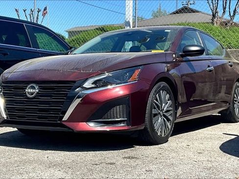Used 2024 Nissan Altima 2.5 SV image 1
