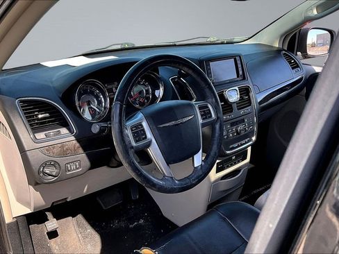 Used 2014 Chrysler Town & Country Touring-L w/ Driver Convenience Group FWD image 14