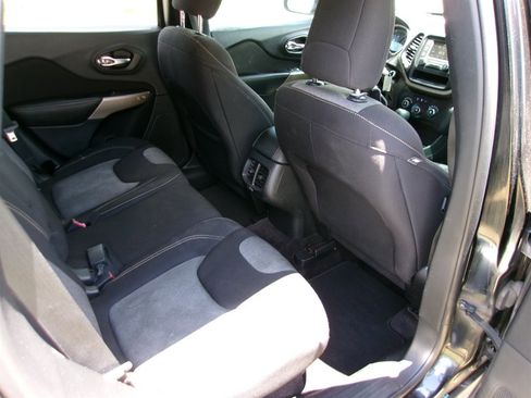 Used 2017 Jeep Cherokee Sport FWD image 20