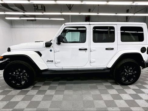 Used 2025 Jeep Wrangler Unlimited Sahara AWD/4WD image 15