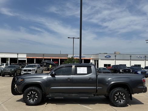 Used 2022 Toyota Tacoma TRD Off-Road w/ TRD Premium Off Road Package AWD/4WD image 3