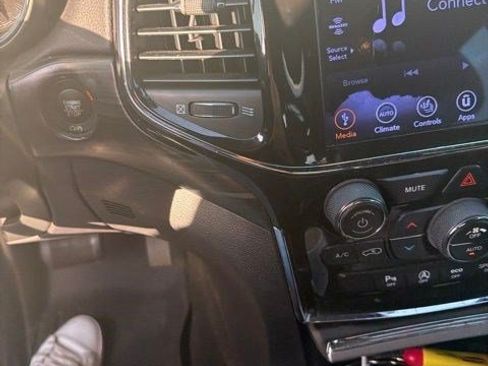 Used 2021 Jeep Grand Cherokee Laredo X RWD image 9