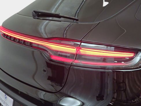 Used 2025 Porsche Macan AWD/4WD image 37