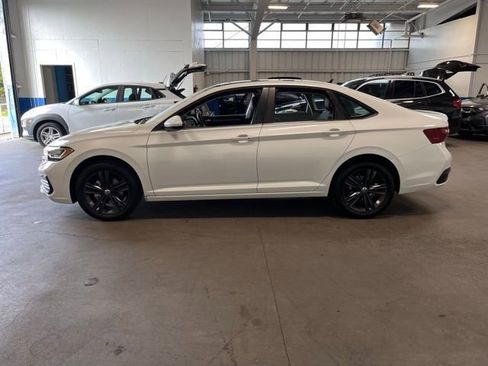 Used 2023 Volkswagen Jetta SE w/ Panoramic Sunroof Package image 6