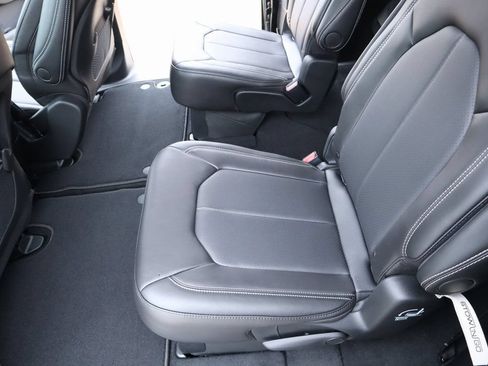 New 2026 Chrysler Pacifica Select FWD image 12