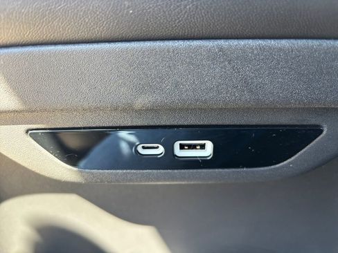 Used 2025 Chrysler Pacifica Limited w/ Trailer Tow Group FWD image 25