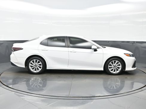 Used 2022 Toyota Camry LE FWD image 7