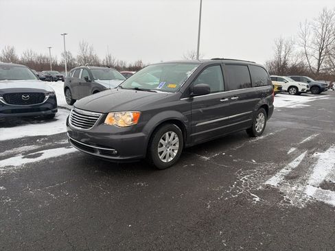 Used 2016 Chrysler Town & Country Touring w/ Driver Convenience Group image 3