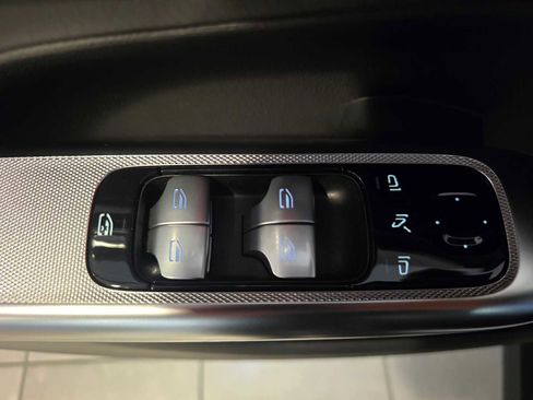 Used 2025 Mercedes-Benz GLC 300 image 23