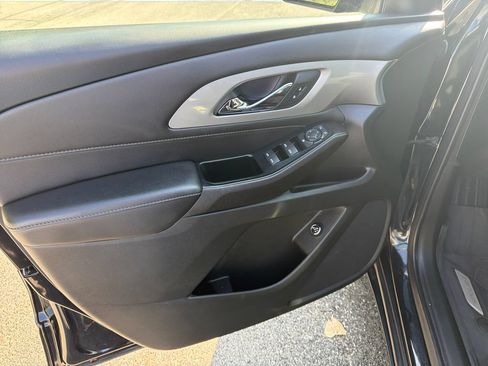 Used 2023 Chevrolet Traverse LT FWD image 11