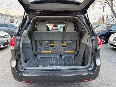 Used 2011 Toyota Sienna XLE AWD/4WD image 10