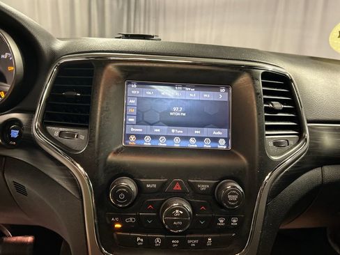 Used 2021 Jeep Grand Cherokee Laredo AWD/4WD image 16