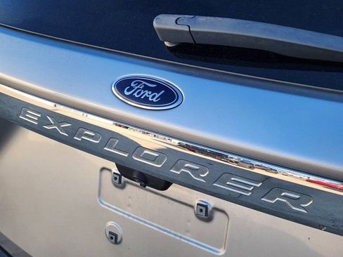 Used 2021 Ford Explorer XLT w/ Equipment Group 202A image 10
