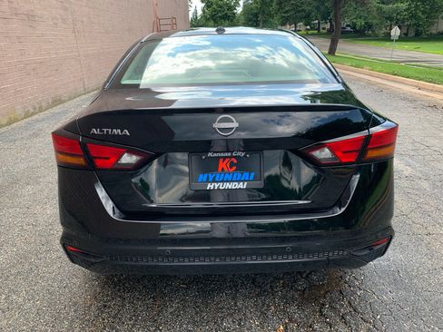 Used 2025 Nissan Altima 2.5 SV FWD image 4