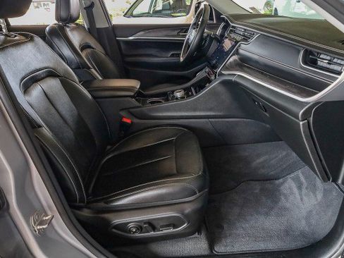 Used 2022 Jeep Grand Cherokee Limited image 37