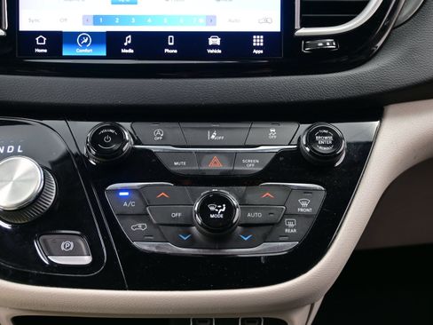 Used 2022 Chrysler Pacifica Touring-L FWD image 20
