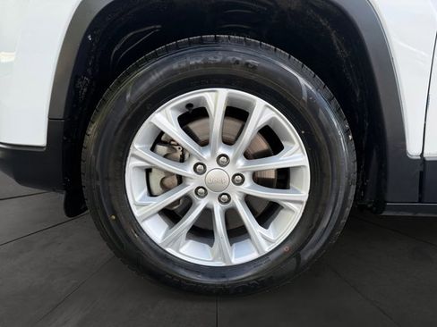 Used 2020 Jeep Cherokee Latitude w/ Cold Weather Group AWD/4WD image 9