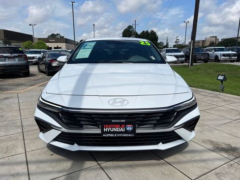 Certified 2025 Hyundai Elantra SE FWD image 2