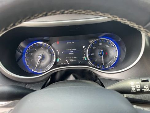 Used 2023 Chrysler Pacifica Touring-L FWD image 21