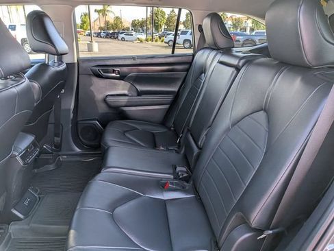 Used 2024 Toyota Highlander XLE AWD/4WD image 16
