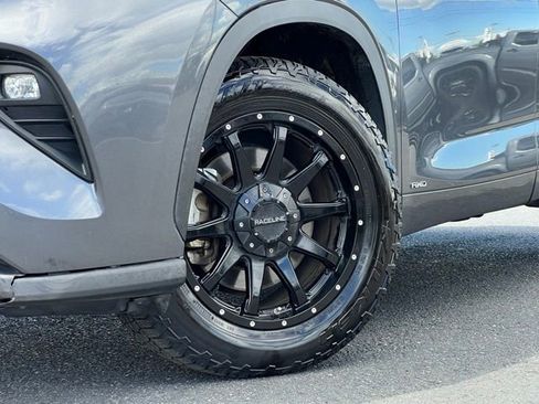 Used 2020 Toyota Highlander XLE AWD/4WD image 2