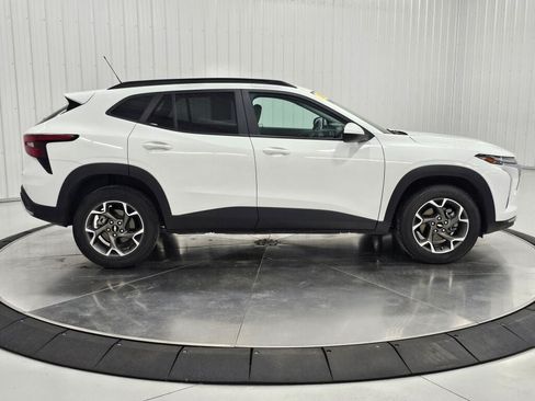 Used 2025 Chevrolet Trax LT FWD image 6