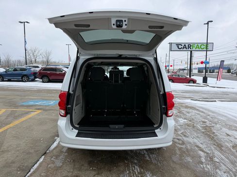 Used 2019 Dodge Grand Caravan SE w/ UConnect Hands-Free Group image 13